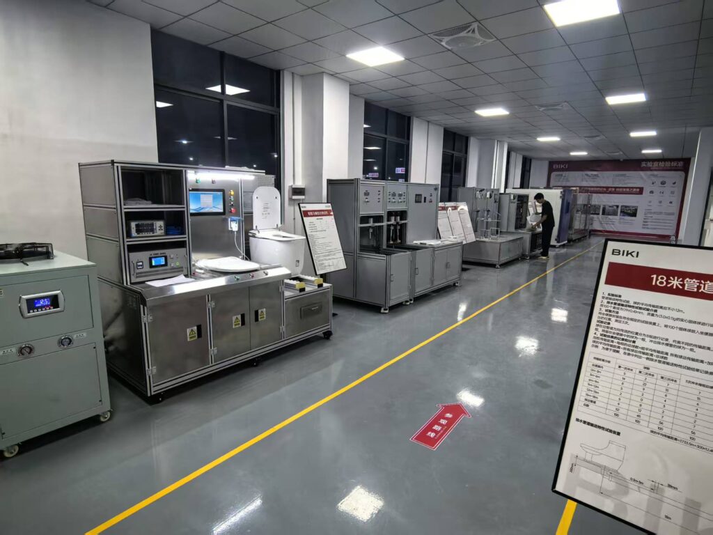 Ambiente da fábrica de banheiros inteligentes BIKI